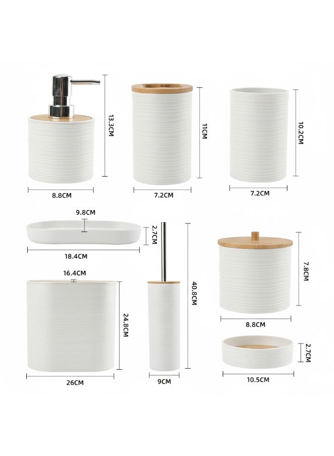 طقم مستلزمات حمام أبيض عصري 6 قطع بتفاصيل بامبو طبيعي يشمل مضخة صابون كروم، فرشاة أسنان، حاوية قمامة بغطاء فليب، كوب أسنان، صينية صابون، حاويات للمعجون والقطن – مثالي لتنظيم وديكور الحمام المودرن. - Image 2